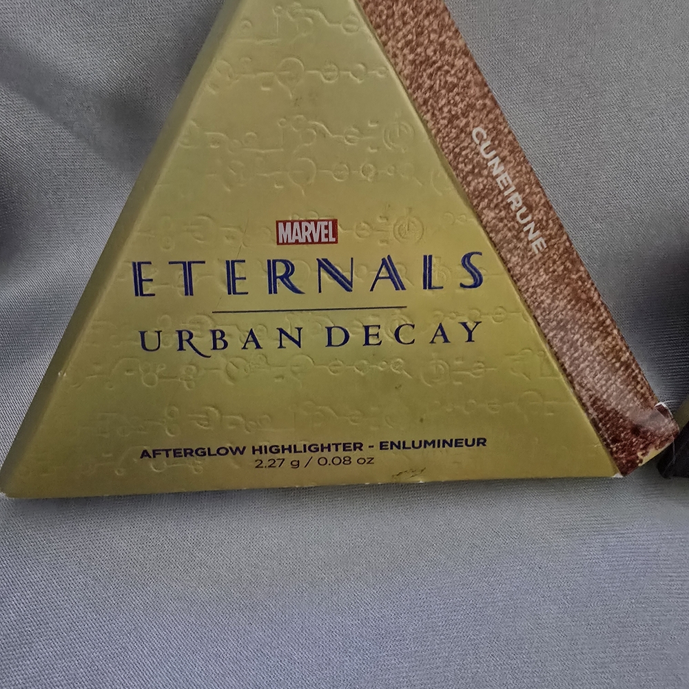 Marvel Gold and Black Makeup Decor - Picture 2 of 4